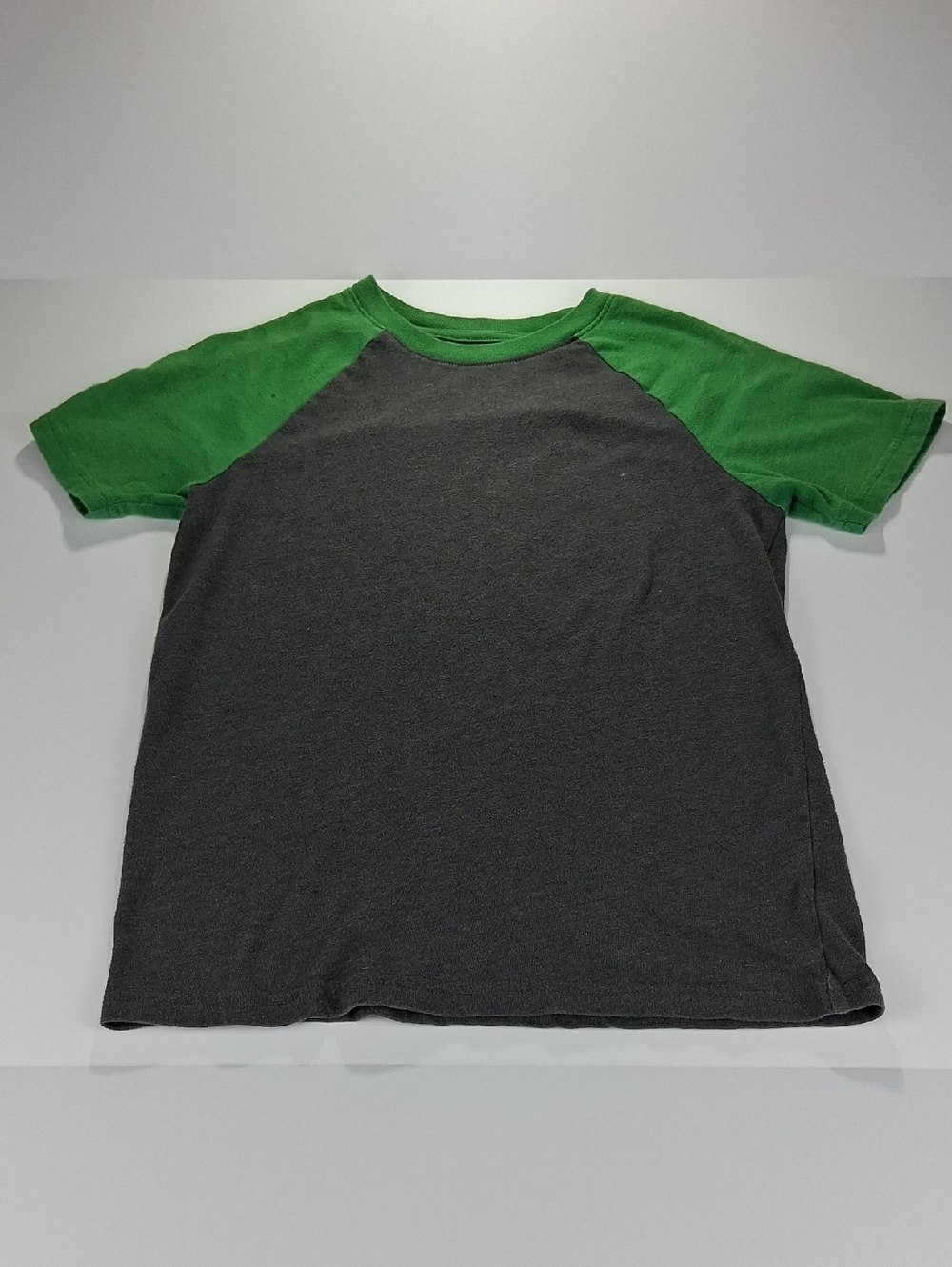 Boys Cat & Jack Green Sleeve Raglan Tee Shirt Size Medium (8/10) with Gray Body